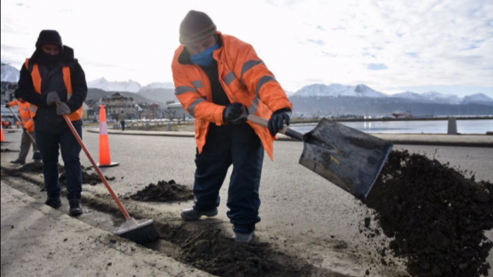 LA MUNICIPALIDAD DE USHUAIA LLEVA ADELANTE TAREAS DE PUESTA EN VALOR DE LOS ESPACIOS VERDES