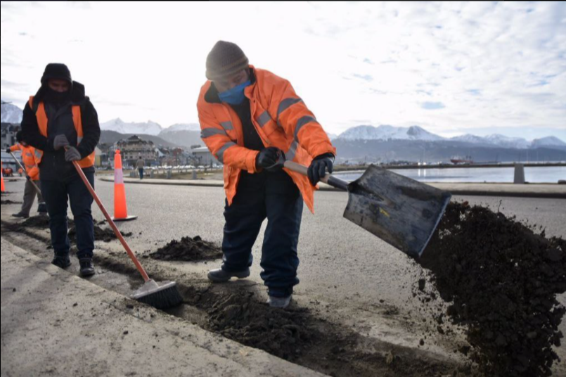LA MUNICIPALIDAD DE USHUAIA LLEVA ADELANTE TAREAS DE PUESTA EN VALOR DE LOS ESPACIOS VERDES