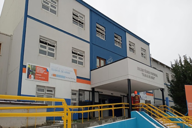 Un grupo de padres reclaman por falta de clases en la EPET en Ushuaia Un grupo de padres reclaman por falta de clases en la EPET en Ushuaia