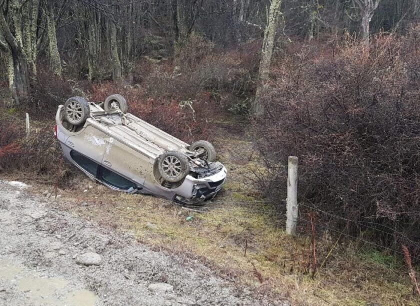 Volcó un vehículo a pocos metros del ingreso al Parque Nacional
