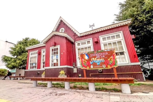 Menores vandalizan el edificio de la Secretaría de la Mujer
