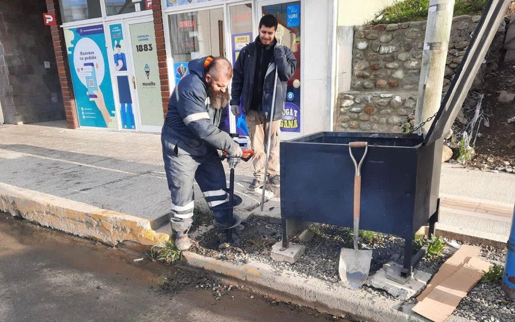 LA MUNICIPALIDAD DE USHUAIA REALIZA UN TRABAJO PERMANENTE DE SEÑALAMIENTO VIAL EN TODA LA CIUDAD