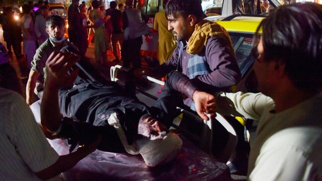 Aceleran las evacuaciones pese al temor a más ataques tras la masacre de ISIS en Kabul
