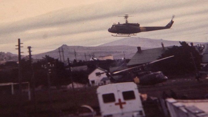 El heroico vuelo de tres argentinos para salvar a un niño kelper en Malvinas y el mail que les llegó 30 años después