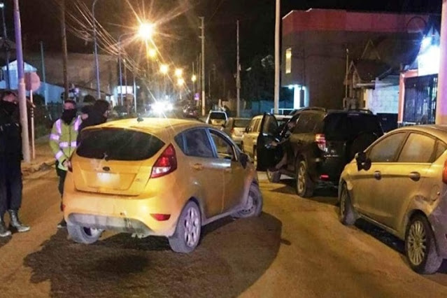 Borracho choco dos vehículos estacionados, termino detenido en Ushuaia