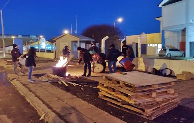 Reclamo por aumento salarial y pago de deudas atrasadas en los canales 11 y 13