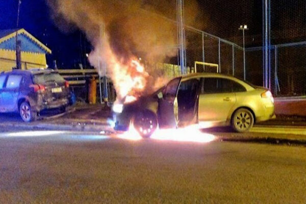 Chocó a otro vehículo en estado de ebriedad y se le incendió el auto