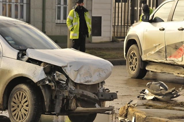 Una mujer lesionada en un choque entre una camioneta y un automovil