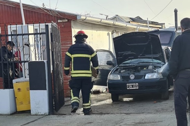 Incendio en un vehiculo estacionado Incendio en un vehiculo estacionado