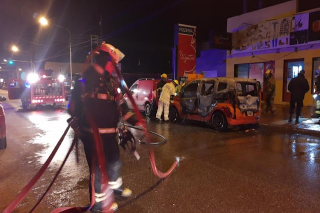 Incendio intencional de un vehiculo del municipio en la madrugada Incendio intencional de un vehiculo del municipio en la madrugada