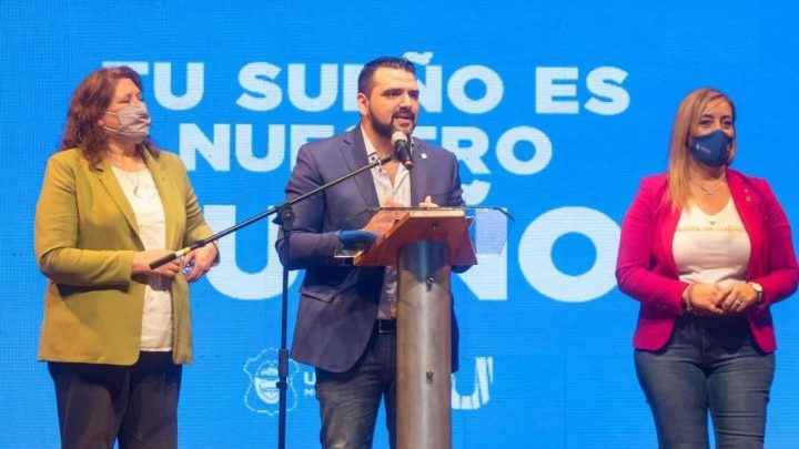 VUOTO Y YUTROVIC ENTREGARON LOS PRIMEROS CRÉDITOS CASA PROPIA DE LA CIUDAD