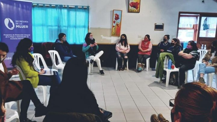 EL EQUIPO DE LA SECRETARÍA DE LA MUJER SE REUNIÓ CON LA JUNTA VECINAL DEL BARRIO KAUPEN