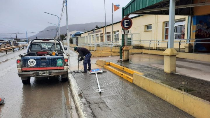 LA MUNICIPALIDAD DE USHUAIA FINALIZÓ LA COLOCACIÓN DE CARTELERÍA EN AVENIDA DE LA ESTANCIA Y COLABORÓ CON ESTABLECIMIENTOS EDUCATIVOS