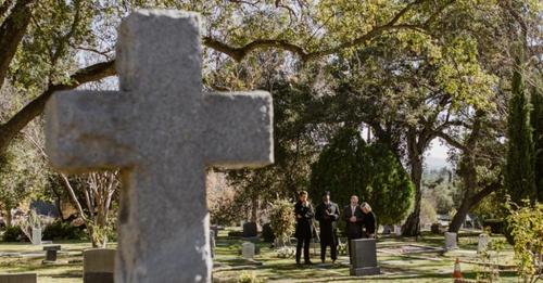 Antes de morir, dejó una carta señalando quiénes podían asistir a su funeral: al resto, les dejó un «picante» mensaje