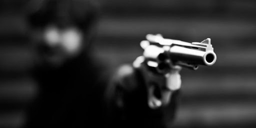 Su ex pareja le disparó a quemarropa en la calle y se salvó gracias a su billetera Su ex pareja le disparó a quemarropa en la calle y se salvó gracias a su billetera