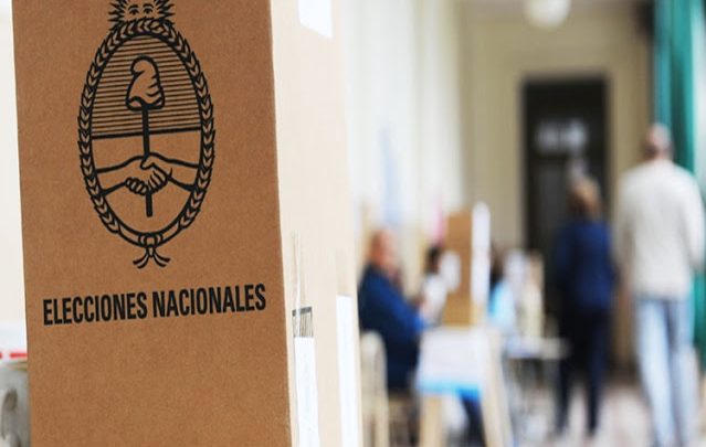 Elecciones PASO con cuarto oscuro móvil 8 mesas por escuela para votar