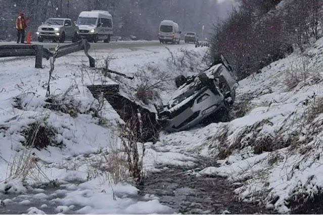 Despiste y vuelco, dos lesionados