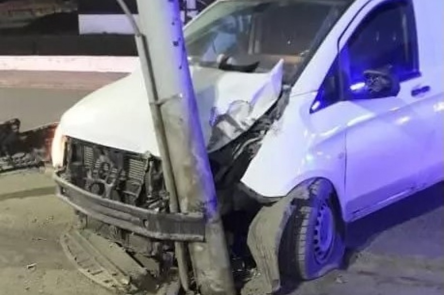 Se quedó dormido y chocó contra un poste de alumbrado público Se quedó dormido y chocó contra un poste de alumbrado público