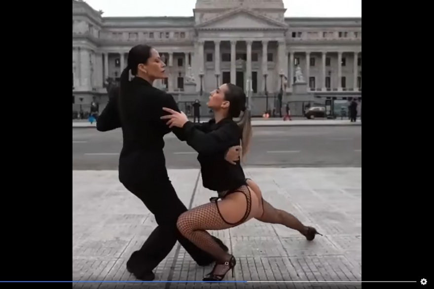 Cinthia Fernández cerró su campaña para Diputados bailando en tanga frente al Congreso