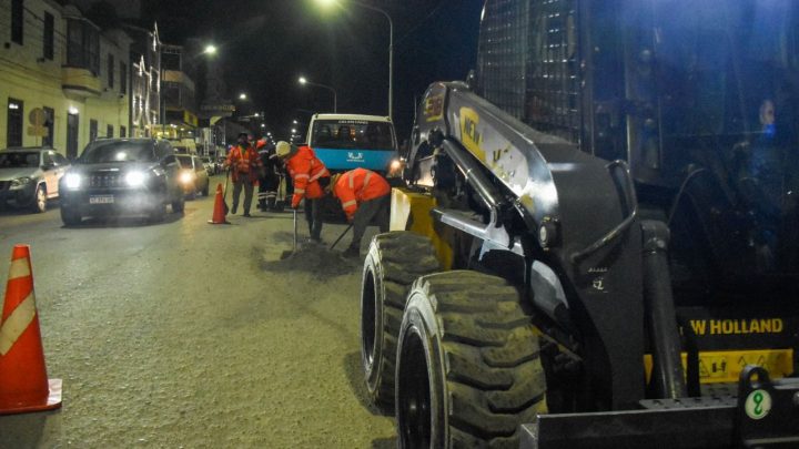 LA MUNICIPALIDAD DE USHUAIA COMENZÓ CON TAREAS DE BACHEO NOCTURNAS EN LAS PRINCIPALES AVENIDAS Y CALLES