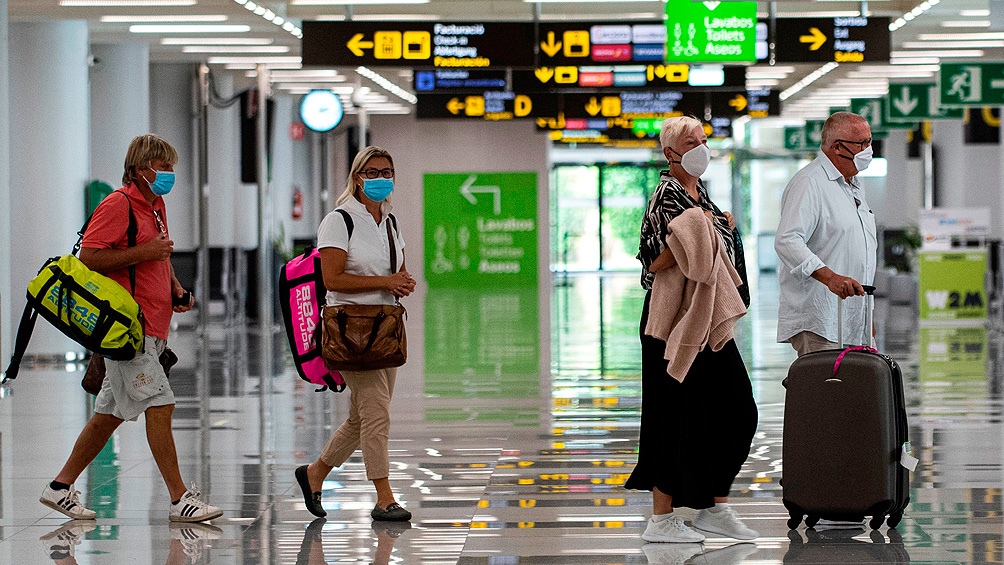 Flexibilizan las restricciones en fronteras y permiten el ingreso de turistas vacunados