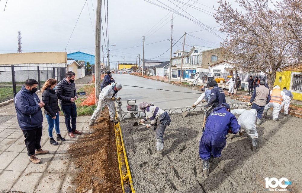 El intendente Perez recorrió los avances de la pavimentación de calle Alberdi