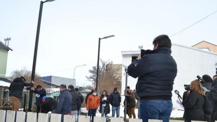 Instalaron En Ushuaia Dos Farolas Que Se Alimentan Con Energía Solar