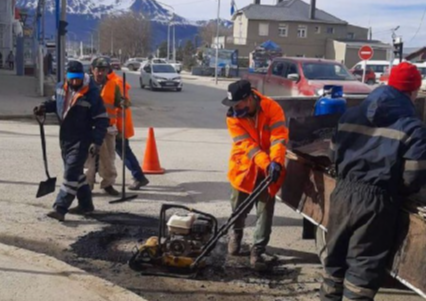 LA MUNICIPALIDAD CONTINÚA CON LAS TAREAS DE BACHEO EN EL CASCO CÉNTRICO