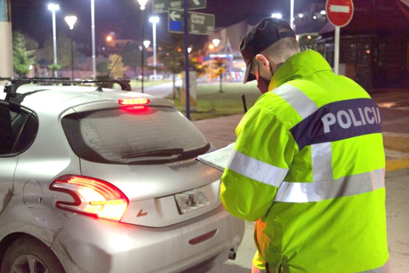 Seis jóvenes fueron aprehendidos y prevenidos por circular en horario de veda