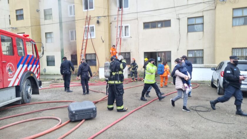 Incendio obligó a la total evacuación de un edificio en Chacra II