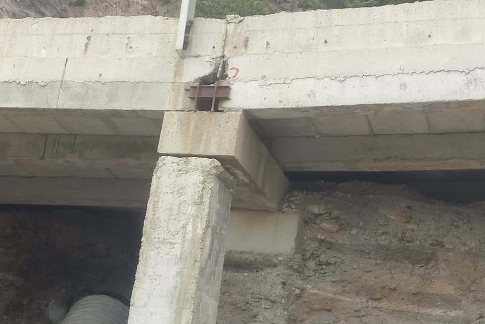 “Las grietas no comprometen la estabilidad de la calzada”