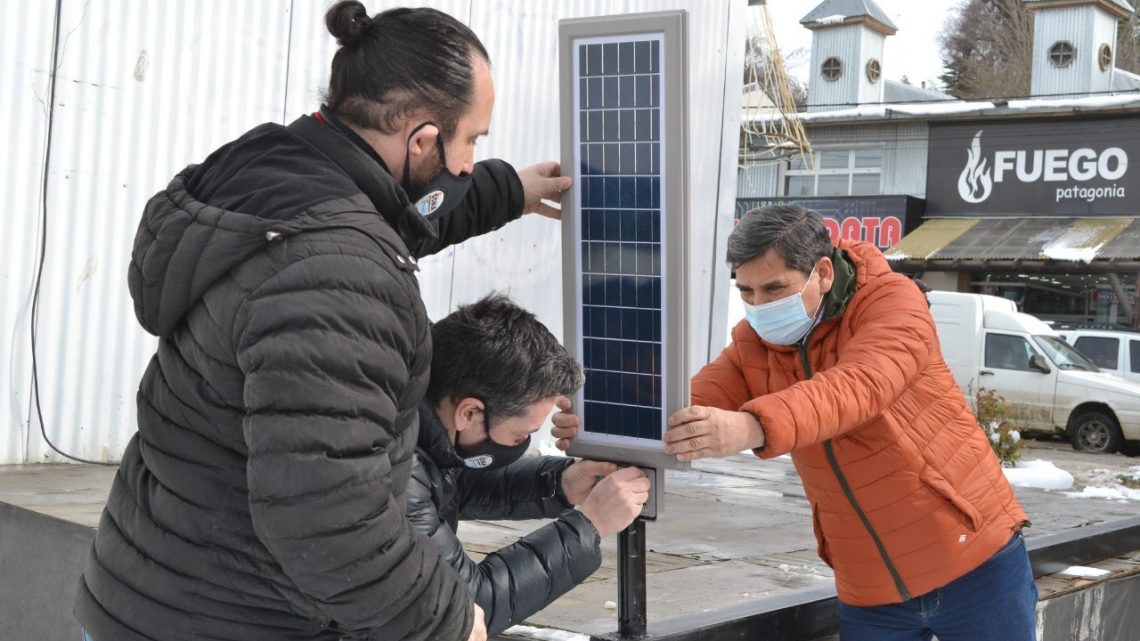 Ushuaia ya cuenta con sus dos primeras farolas solares