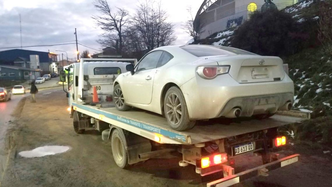 Sujeto huyó de la Policía en su vehículo y luego a pie porque no tenía seguro ni RTO al día