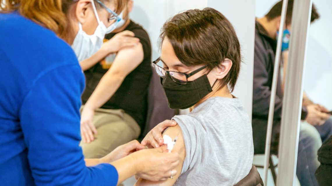 COVID 19: Comienza la vacunación a jóvenes de 17 años sin factores de riesgo