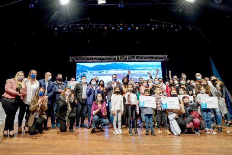 Vuoto y Ferraresi entregaron viviendas y créditos a 50 familias de Ushuaia