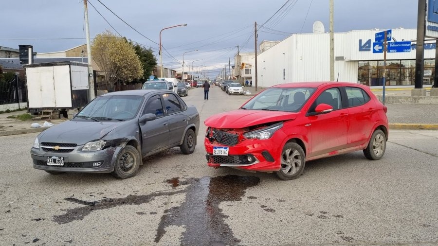 Conductora sufre fuerte golpe en la cabeza al chocar con otro vehículo