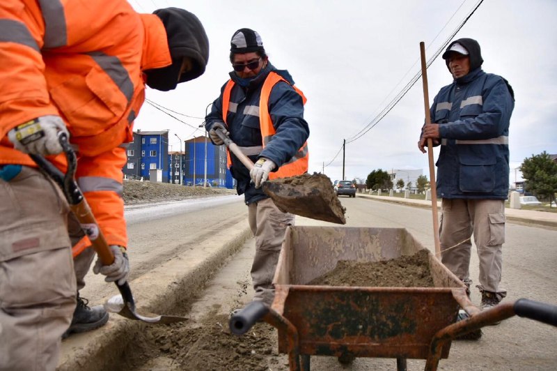 LA MUNICIPALIDAD DE USHUAIA REALIZÓ TRABAJOS DE LIMPIEZA EN LA AVENIDA HIPÓLITO YRIGOYEN