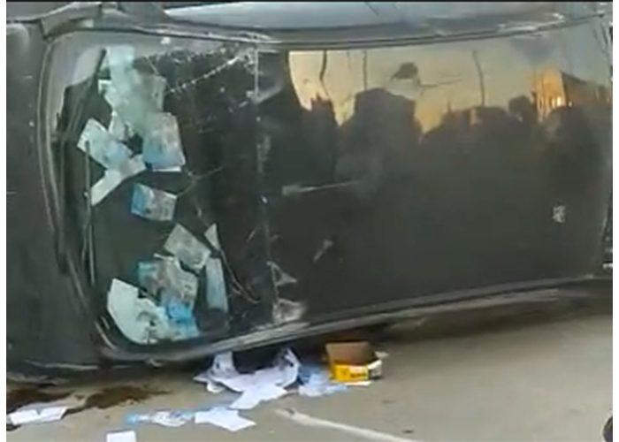 Volcaron un auto de madrugada de veda electoral cargando boletas partidarias y se escaparon