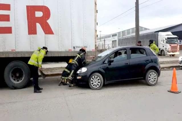 Conductora se metió debajo de un semi