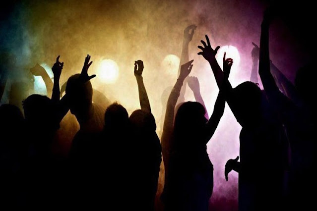 Denuncian a funcionaria provincial por organiza fiestas clandestinas