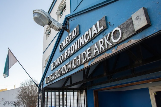 Reclamo por faltante de 210 bancos que impiden la presencialidad completa en la EPET Reclamo por faltante de 210 bancos que impiden la presencialidad completa en la EPET