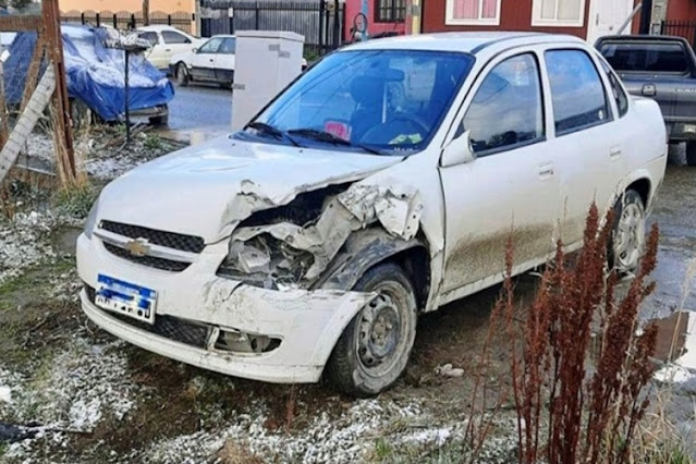 Taxista choco contra un camión estacionado en Ushuaia