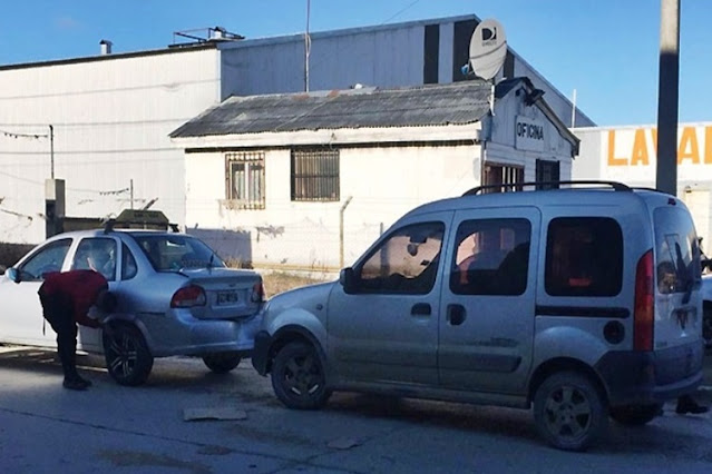 Una mujer lesionada en un triple choque