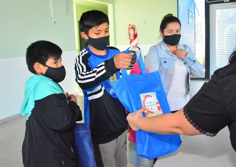 FINALIZANDO EL MES DE LAS INFANCIAS, LA MUNICIPALIDAD REALIZÓ UNA ENTREGA DE JUGUETES EN EL SUM DE KyD