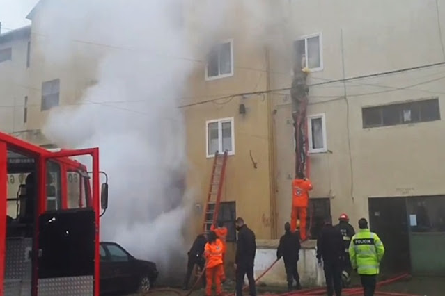 Incendio en edificio de departamentos con vecinos evacuados