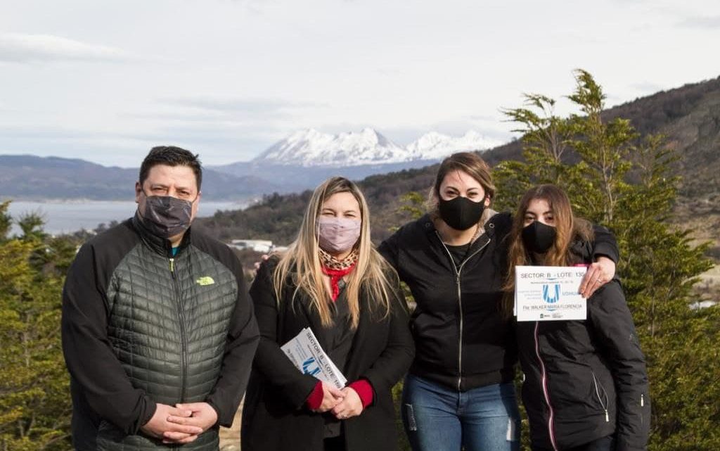 EN LA URBANIZACIÓN SAN MARTÍN, LA MUNICIPALIDAD DE USHUAIA ENTREGÓ CERTIFICADOS DE AMOJONAMIENTO A 15 FAMILIAS