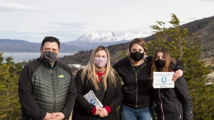 EN LA URBANIZACIÓN SAN MARTÍN, LA MUNICIPALIDAD DE USHUAIA ENTREGÓ CERTIFICADOS DE AMOJONAMIENTO A 15 FAMILIAS