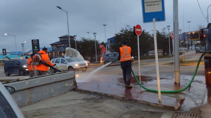 LA MUNICIPALIDAD DE USHUAIA INICIÓ EL LAVADO DE VEREDAS EN CORREDOR CÉNTRICO