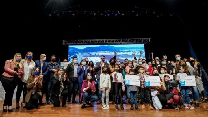 VUOTO Y FERRARESI ENTREGARON VIVIENDAS Y CRÉDITOS PARA LA CONSTRUCCIÓN A 50 FAMILIAS DE USHUAIA