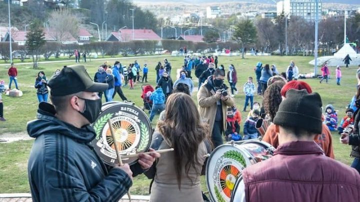 LA MUNICIPALIDAD DE USHUAIA REALIZÓ UNA JORNADA RECREATIVA EN EL PASEO DE LAS ROSAS POR EL DÍA DE LA PRIMAVERA